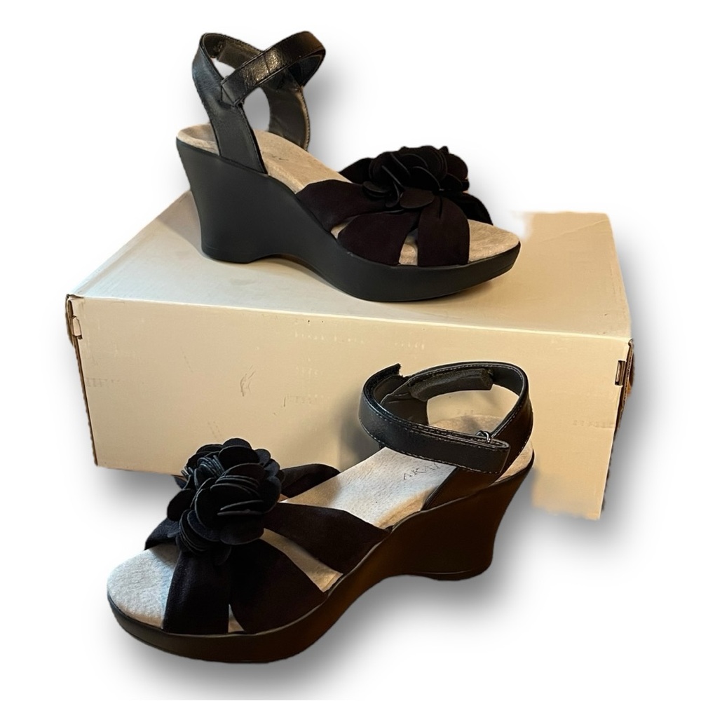 NIB AKASHI 🪢 BLACK WEDGE WITH FLOWER SHOES SIZE 6